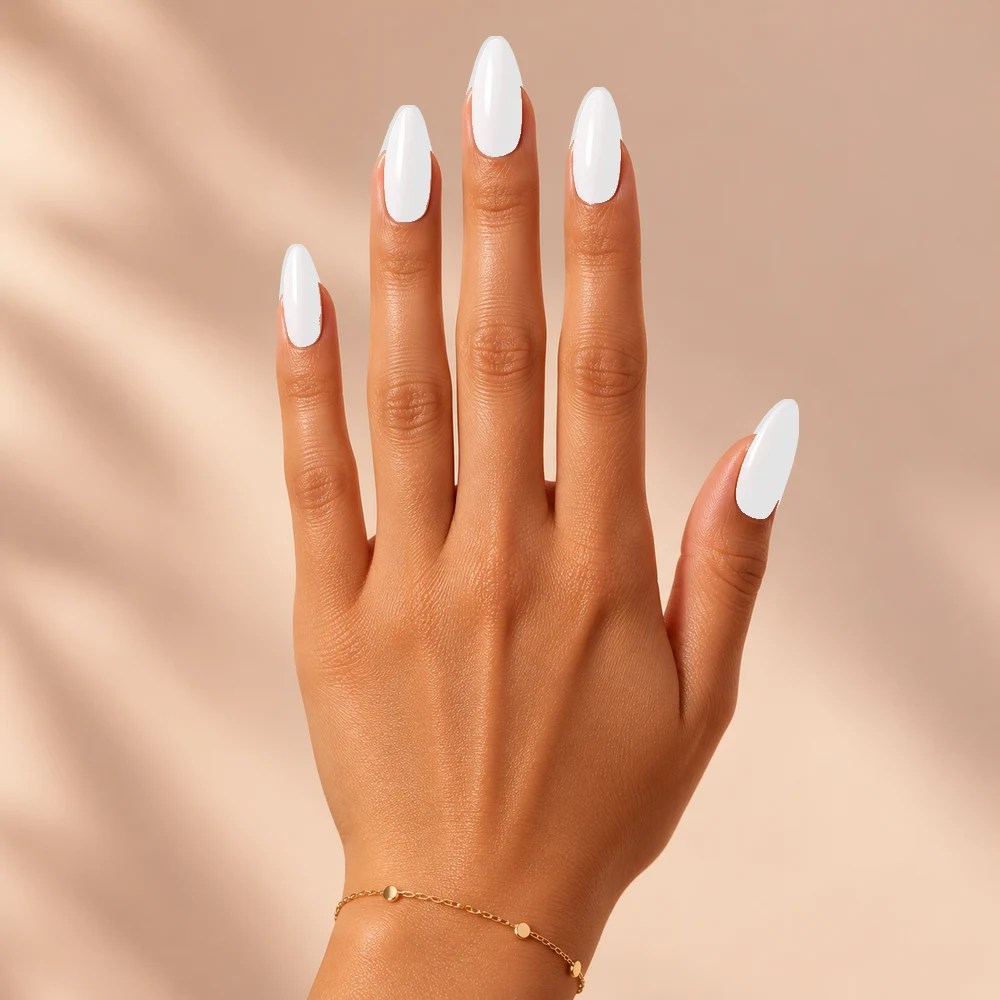 Eine Hand mit langen Mandelnägeln im gewählten Nail Design